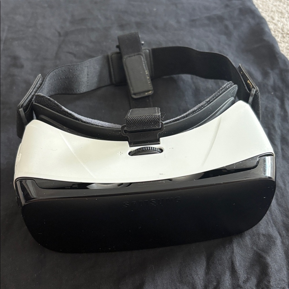 Samsung Gear VR Headset in Black and White